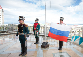 В Театре им. Н. Бестужева впервые прошла торжественная церемония поднятия российского флага