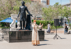 Актриса Александра Кривобоченко приняла участие в поэтическом салоне «Пушкин и Ко», организованном Муниципальными библиотеками г. Улан-Удэ