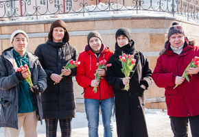 Артисты подарили цветы горожанкам
