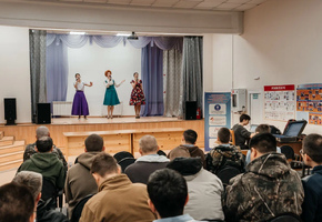 Артисты театра подарили военнослужащим праздник