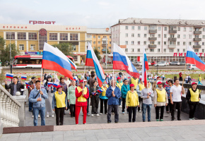 На площади у Русского драматического театра отметили День государственного флага