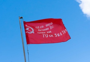 С гордостью и памятью: бестужевцы подняли флаг в честь Дня Победы
